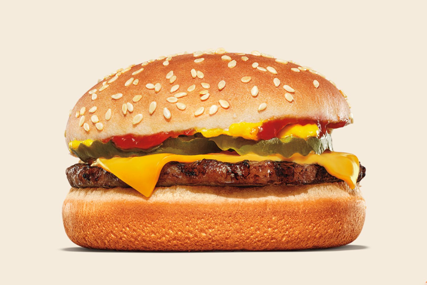Siera burgers ar sezama maizīti, marinētiem gurķiem un kausētu sieru